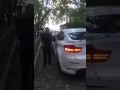 Сотрудник ДПС пытается разбить стекло BMW X6